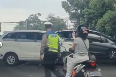 Ditegur agar Pakai Helm, Seorang Pengendara Motor Malah Acungkan Jari Tengah ke Polisi