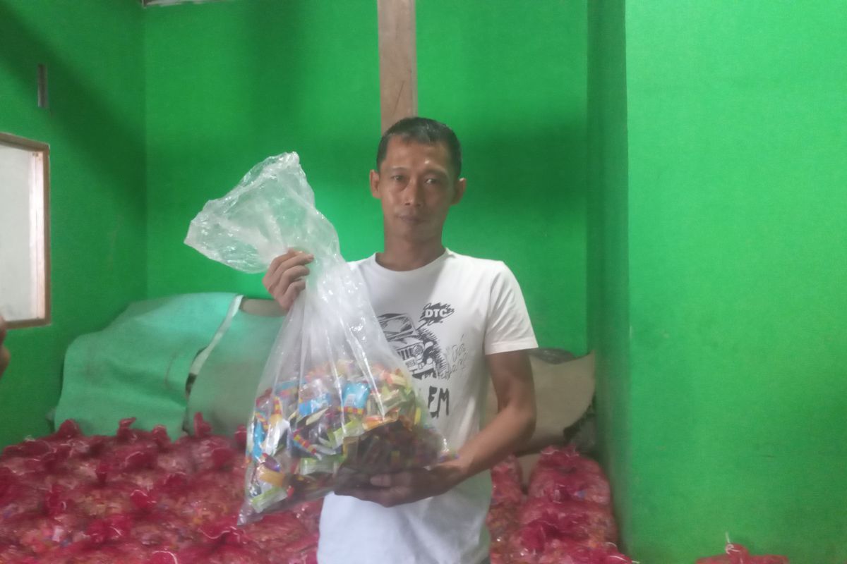 7 TON SEKALI KIRIM - Anwar Mustofa, seorang warga yang kini menjadi penyuplai utama permen sajen untuk upacara adat umat Hindu di Bali.