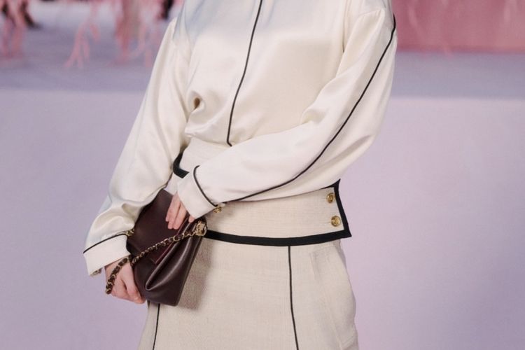 Kim Go eun kembali mencuri perhatian di dunia mode internasional lewat penampilannya di front row peragaan busana Chanel di Paris, Selasa (27/1/2026).