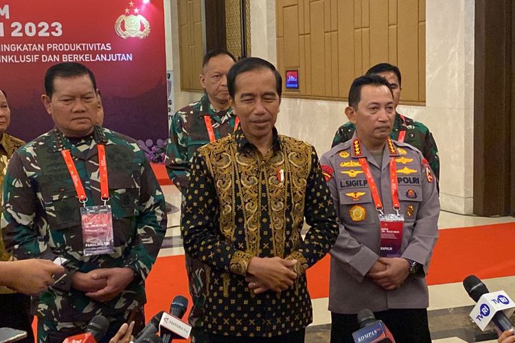 Presiden Joko Widodo memberikan keterangan pers seusai menyampaikan arahan dalam Rapat Pimpinan TNI-Polri di Hotel Sultan, Jakarta, Rabu (8/2/2023).