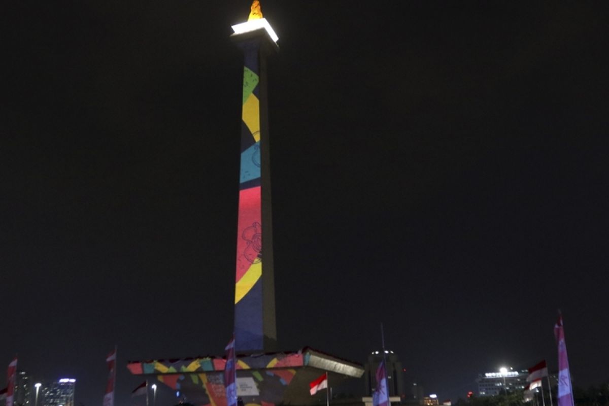 Video mapping menyemarakkan acara setahun hitung mundur (countdown) Asian Games 2018 di Monumen Nasional (Monas), Jakarta, Jumat (18/8/2017). Ribuan penonton antusias menyaksikan acara yang dibuka oleh Presiden Republik Indonesia, Joko Widodo