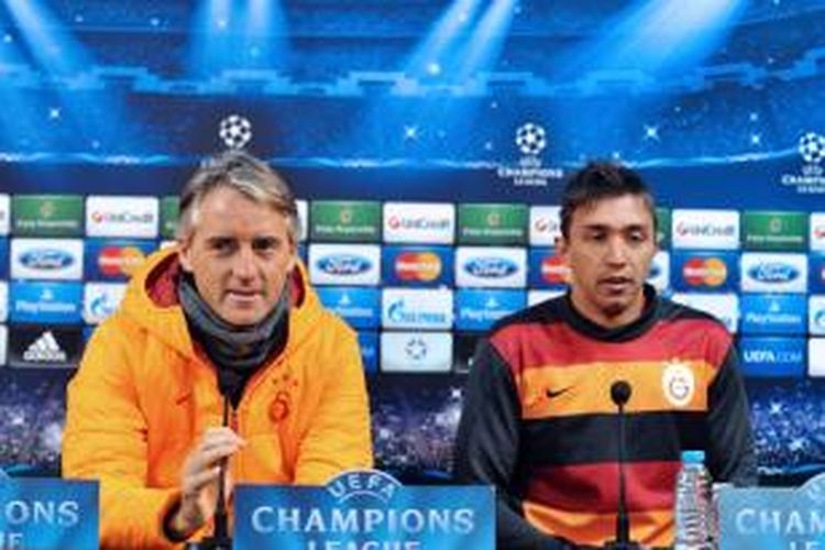Kiper Galatasaray Fernando Muslera (kanan), bersama pelatih Roberto Mancini, usai pertandingan kontra Juventus, Rabu (11/12/2013)