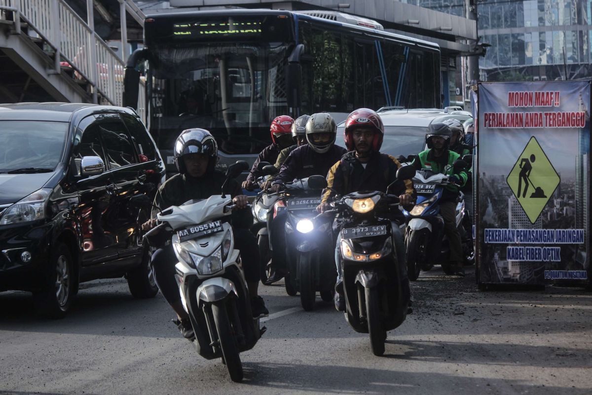 Kemacetan yang disebabkan oleh lubang galian di Jalan Gatot Subroto, Kuningan Timur, Jakarta Selatan, Selasa (4/3/2020). Akibat adanya galian tersebut, penyempitan jalur dari dua lajur menjadi satu lajur.