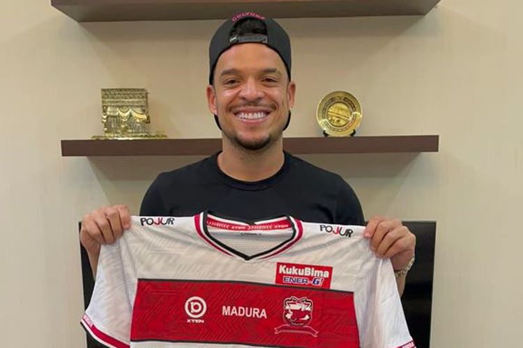 Gelandang Madura United, Lulinha alias Luiz Marcelo Morais dos Reis. Lulinha mencetak tiga gol alias hattrick dalam debutnya di Liga 1 2022-2023 saat melawan Barito Putera, Sabtu (23/7/2022).