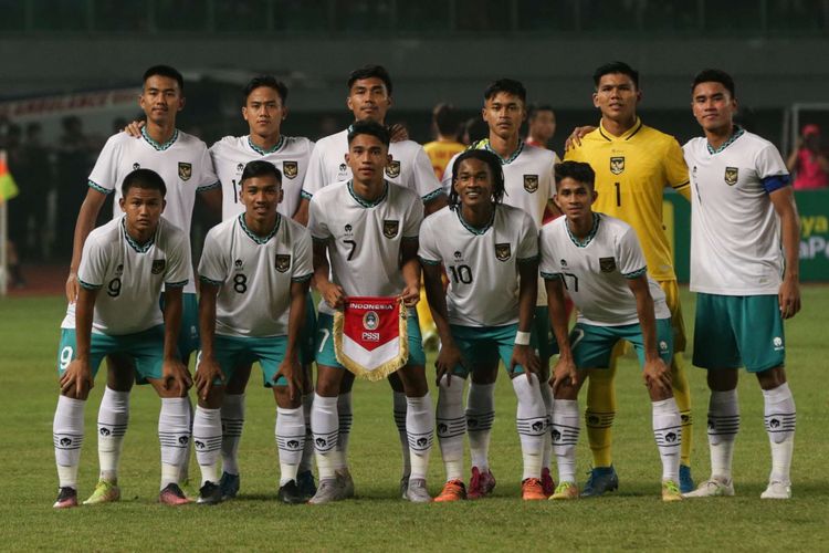 Pemain Timnas U19 Indonesia berpose saat melawan Vietnam pada laga perdana Grup A Piala AFF U19 2022 di Stadion Patriot Candrabhaga, Bekasi, Jawa Barat, Sabtu (2/7/2022) malam WIB. Kedua tim bermain imbang tanpa gol.