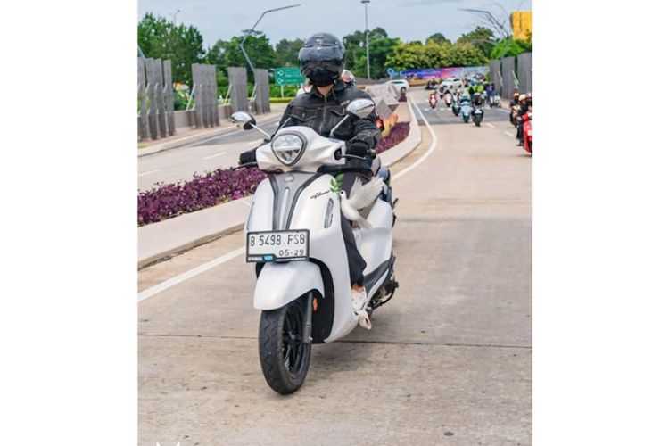 Dini mengendarai Yamaha Grand Filano.