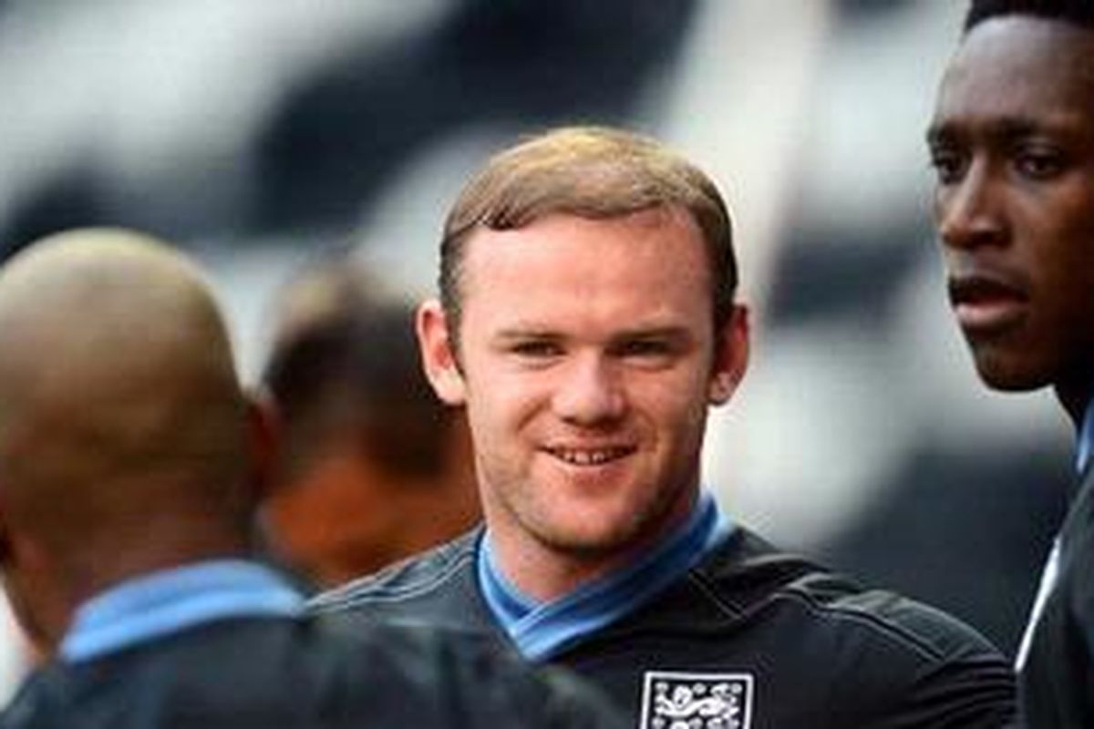 Penyerang tim nasional Inggris, Wayne Rooney (tengah), kemungkinan akan tampil sebagai starter melawan Ukraina, 19 Juni 2012.