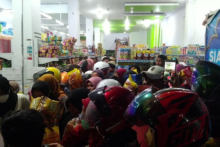 Ratusan warga mengantri dan berdesakan saat membeli minyak goreng di toko putri grosir Kota Baubau, Sulawesi Tenggara, Rabu (9/3/2022) malam.