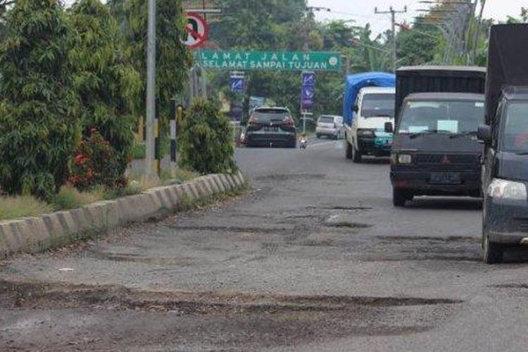 Kondisi Jalan Pattimura di Kota Metro, Lampung, yang rusak, Rabu (3/5/2023). Warga berharap agar Presiden Jokowi meninjau jalan rusak di Kota Metro.