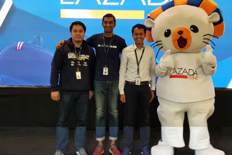 Kedua dari kiri, Chief Marketing Officer Lazada Indonesia Achmad Alkatiri di Jakarta, Rabu (17/1/2018).