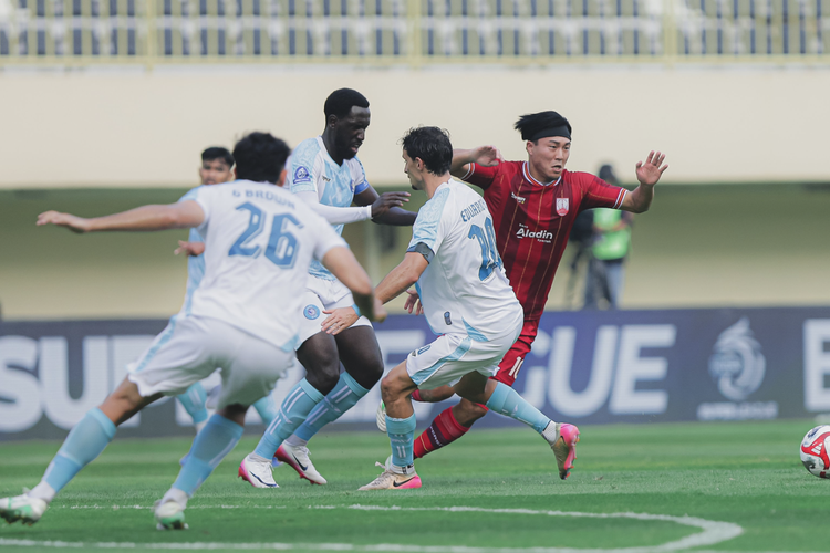 Kodai Tanaka dibayangi oleh sejumlah pemain dalam laga pekan ketiga Super League 2025-2026 antara PSBS Biak vs Persis Solo di Stadion Maguwoharjo, Sleman, DI Yogyakarta, Sabtu (23/8/2025).