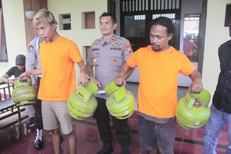 Dua pelaku pencurian 6 tabung gas elpiji ukuran 3 kg, dibekuk aparat Polsek Sandubaya, kedua mencuri tabung gas untuk membeli miras.