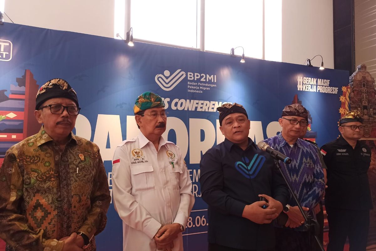 Kepala Badan Perlindungan Pekerja Migran Indonesia (BP2MI), Benny Rhamdani bersama pejabat daerah dan instansi terkait saat konferensi pers Rakornas Satgas Pencegahan dan Pemberantasan Sindikat Penempatan Ilegal Pekerja Migran Indonesia di Kuta, Badung, Bali, pada Kamis (27/6/2024). Kompas.com/ Yohanes Valdi Seriang Ginta