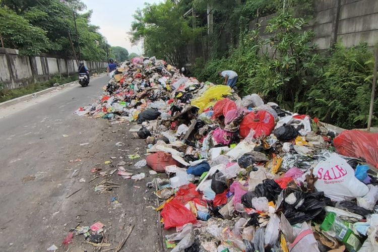 Sampah Menumpuk Sepanjang 15 Meter di Jatiuwung Tangerang, Makan Badan Jalan