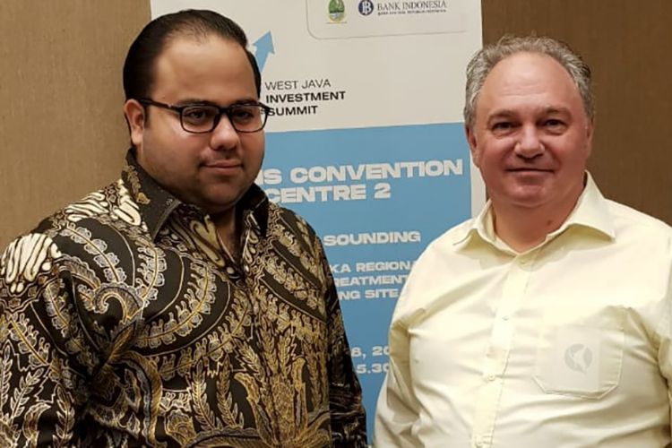 CEO Bumi Laut Group Jay Singgih dan Chris Wren dari British Chamber of Commerce saat bertemu dalam kegiatan West Java Investment Summit 2019 di Bandung, Jumat (18/10/2019).