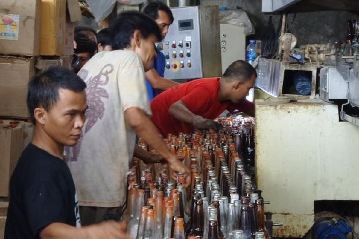 Sejumlah pekerja masih beraktivitas di pabrik kecap dan saus Sari Wangi di Kota Tangerang, Jumat (3/3/2017). BPOM melakukan inspeksi mendadak ke pabrik ini dan mendapati sejumlah pelanggaran, seperti ketiadaan izin edar dan dugaan kandungan bahan berbahaya pada bahan baku kecap dan saus.