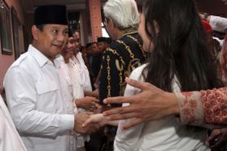 Calon presiden nomor urut 1, Prabowo Subianto (kiri), didampingi pasangannya, calon wakil presiden Hatta Rajasa, menghadiri acara halal bihalal di Rumah Polonia, Jakarta, Minggu (3/8/2014). Prabowo-Hatta menggelar 