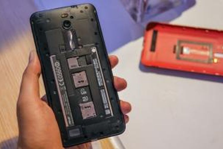Kompartemen baterai yang sekaligus memuat slot kartu SIM dan micro SD, di balik penutup belakang Zenfone 2