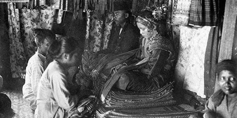 Cinderamata Lapik Koto Dian yang disusun sebagai tempat duduk pengantin selayaknya pelaminan.