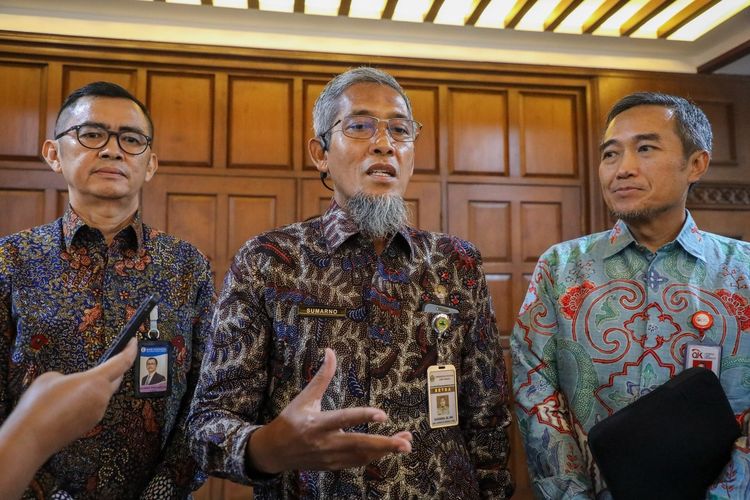 Sekda Jateng Sumarno saat Rapat Koordinasi Daerah (Rakorda) dan Pleno Tim Percepatan Akses Keuangan Daerah (TPKAD) se-Jateng di Gedung Gradhika Bhakti Praja, Semarang, Kamis, (19/6/2025).