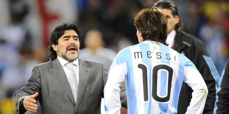 Ekspresi Diego Maradona (kiri) dan Lionel Messi setelah Argentina kalah dari Jerman pada perempat final Piala Dunia 2010 di Stadion Green Point, Cape Town, 3 Juli 2010.