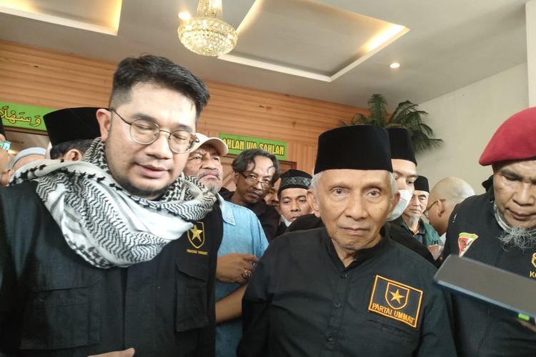 Ketua Umum Partai Ummat Ridho Rahmadi (kiri) bersama Ketua Majelis Syuro Partai Ummat Amien Rais (kanan) saat ditemui di Asrama Haji, Jakarta Timur, Minggu (1/1/2023). 