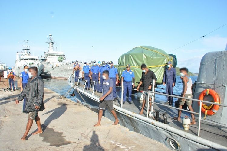 Lebih dari 300 warga Sri Lanka di delapan perahu berusaha meninggalkan negeri itu menuju ke Australia.