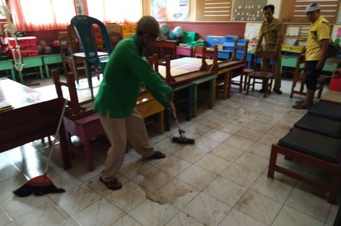 Tembok Pasar Jebol, Ruangan di SDN Jember Lor 05 Banjir