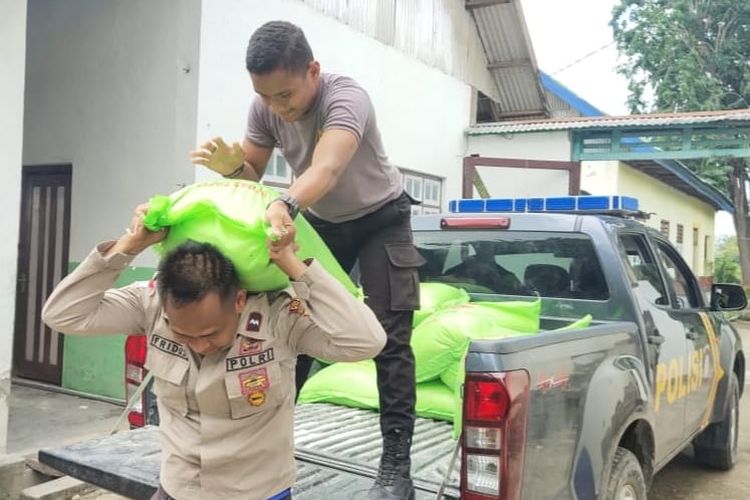 Iptu Albertus  Fridus Bere (40), saat memberikan bantuan beras kepada warga di Kabupaten Malaka, Nusa Tenggara Timur (NTT) 