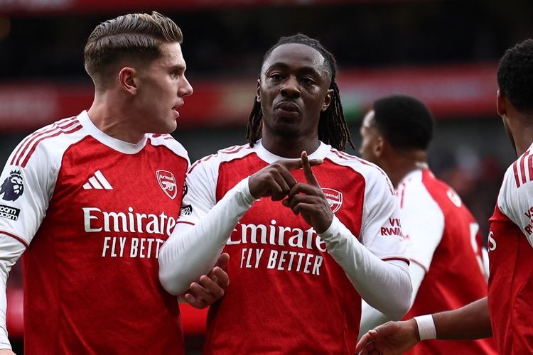 Gelandang Inggris Arsenal #10 Eberechi Eze (C) merayakan gol dengan rekan satu timnya setelah dalam pertandingan sepak bola Liga Inggris antara Arsenal vs Crystal Palace di Stadion Emirates di London pada 26 Oktober 2025. (Foto oleh HENRY NICHOLLS / AFP)
