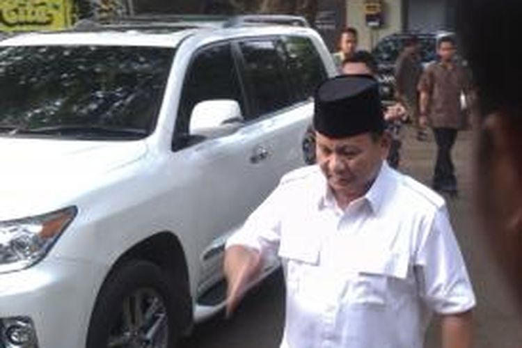  Ketua Dewan Pembina Partai Gerindra Prabowo Subianto, saat baru tiba di DPP Partai Gerindra, Jalan Harsono RM, Ragunan, Jakarta Selatan, Jumat (29/8/2014), untuk memberikan penghormatan kepada Ketua Umum Partai Gerindra Suhardi yang meniggal malam tadi