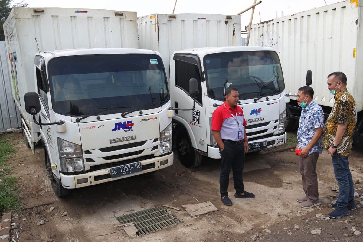 Kiri kekanan : Agus Yunanto (Deputy Branch Head JNE Express Solo), Sucipto (kepala Wilayah Astra-Isuzu Jateng dan DIY) dan M. Yusuf (Branch Manager Astra-Isuzu Solo) berbincang didepan barisan unit ISUZU ELF dan ISUZU Giga, Sabtu (14/11/2020) di Kantor JNE Solo. 