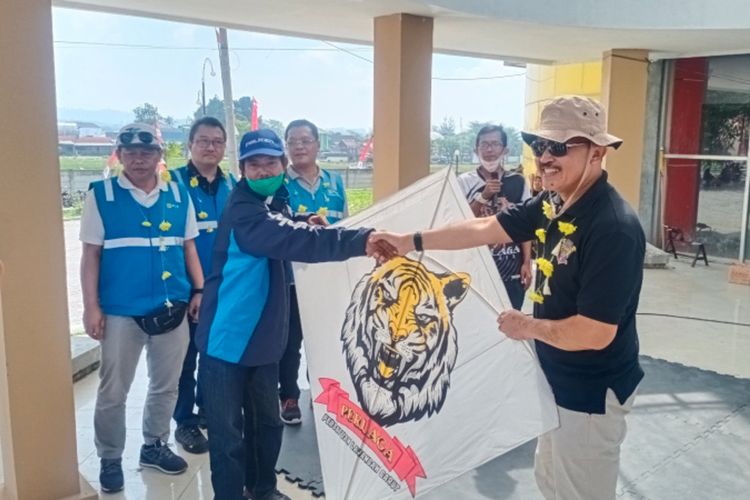 Kepala Dinas Pemuda dan Olahraga Kabupaten Garut Basuki Eko menerima penghargaan layangan bomber dari komunitas layangan dalam ajang Festival Layangan Perlaga Cup 2022.