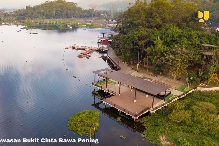Danau Rawa Pening di Jawa Tengah.