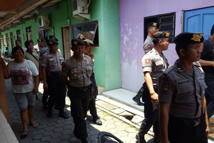 Satuan Sabhara Polres Grobogan, Jawa Tengah mengamankan‎ tujuh pelajar SMA yang sedang pesta minuman keras di dalam kamar kos di wilayah Kota Purwodadi, Selasa (3/10/2017) siang.