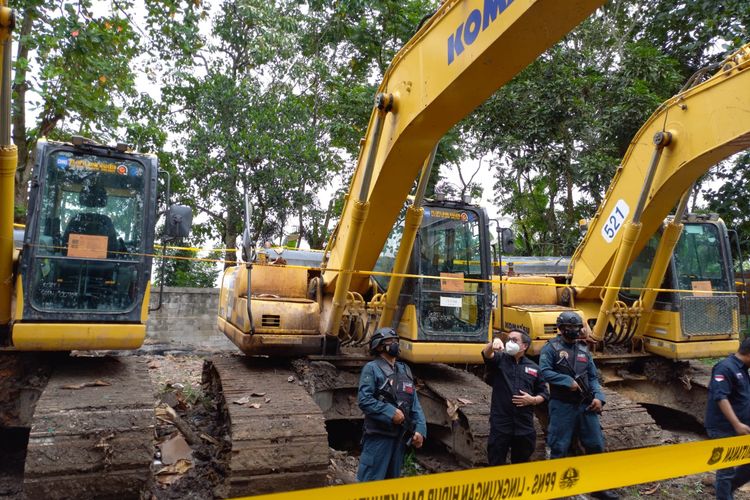 Tiga unit ekscavator merk komatsu PC 200 warna kuning dan satu unit buldozzer merk komatsu diamankan di Balai Gakkum KLHK Wilayah Kalimantan Seksi Wilayah II Samarinda, Jumat (11/2/2022). 