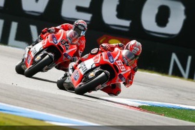 Dua pebalap Ducati, Nicky Hayden (69) dan Andrea Dovizioso bersaing pada GP Belanda di Sirkuit Assen, Sabtu (29/6/2013).