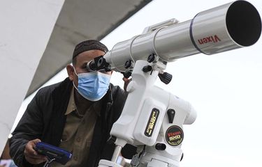 Petugas dari Kantor Wilayah Kementerian Agama (Kemenag) Sumatera Selatan memantau hilal di lantai 7 Gedung Universitas Islam Negeri (UIN) Palembang, Senin (12/4/2021). Dari pantauan tersebut, petugas tak dapat melihat hilal lantaran tertutup awan. Pemerintah melalui Kemenag RI telah memutuskan awal puasa atau 1 Ramadhan 1442 Hijriah di Indonesia jatuh pada Selasa (13/4/2021).