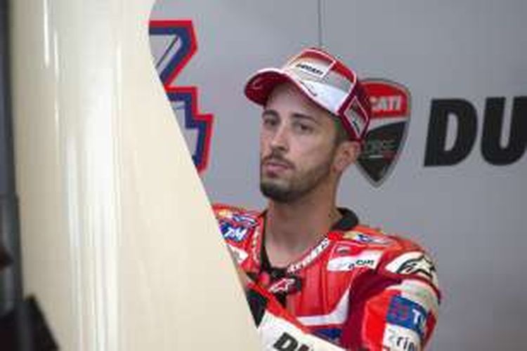 Pebalap Ducati asal Italia, Andrea Dovizioso, menunggu di paddock Circuit of The Americas (COTA), Austin, pada sesi kualifikasi GP Americas, Sabtu (9/4/2016).