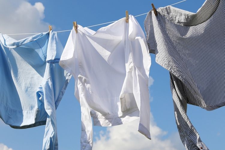 Ilustrasi menjemur pakaian.