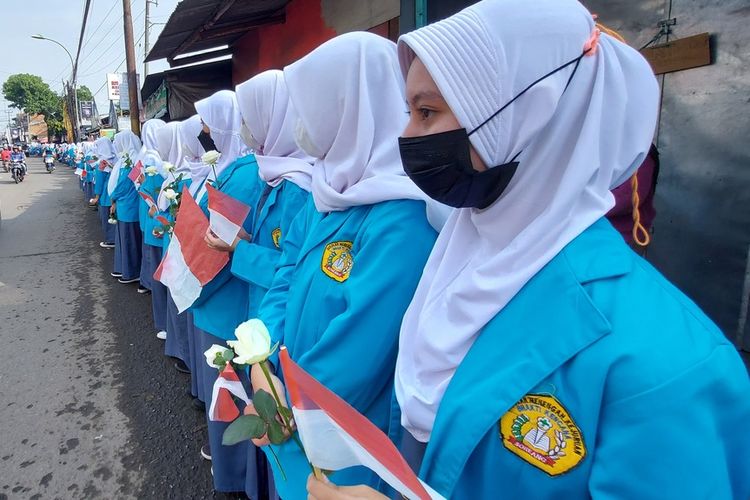 Siswa-siswi di Soreang, Kabupaten Bandung sambut kedatangan jenazah Emmeril Kahn Mumtadz, Senin (13/6/2022)