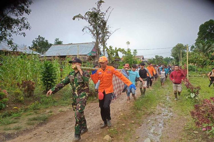 Tim SAR Gabungan Basarnas, BPBD Luwu Utara, TNI, Polri dan Potensi SAR bersama warga setempat berhasil menemukan warga yang hilang di Sungai Betue, Kampung Parahaleang, Desa Marante, Kecamatan Seko, Kabupaten Luwu Utara, Sulawesi Selatan, Sabtu dalam keadaan meninggal dunia, korban dievakuasi menuju rumah duka Sabtu (23/7/2022)