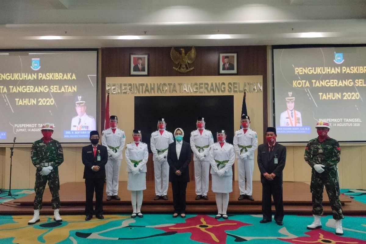 Airin bersama Pasukan Pengibar Bendera Pusaka (Paskibraka) yang akan bertugas pada upacara HUT Ke-75 RI di Pemkot Tangsel, Jumat (14/8/2020)