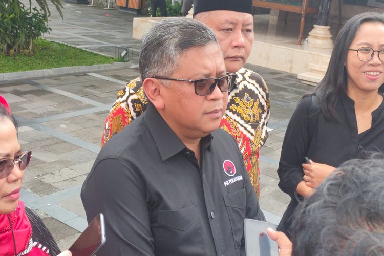 Sekretaris Jenderal DPP PDI-P Hasto Kristiyanto ditemui di Makam Bung Karno, Blitar, Jawa Timur, Kamis (10/11/2022).