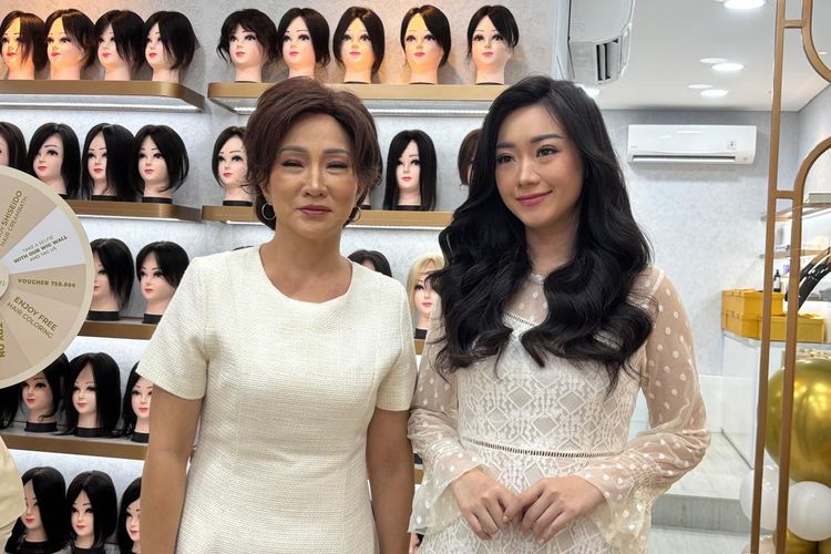 Dua jenis wig yang terbuat dari rambut asli manusia yang disesuaikan dengan usia pemakainya sehingga hasilnya sangat natural.
