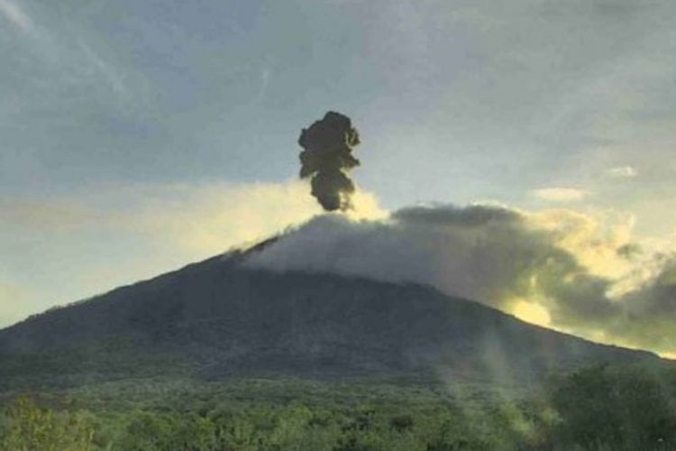 Foto: Gunung api Ile Lewotolok di Kabupaten Lembata, NTT, kembali meletus, Minggu (3/7/2022) pagi.