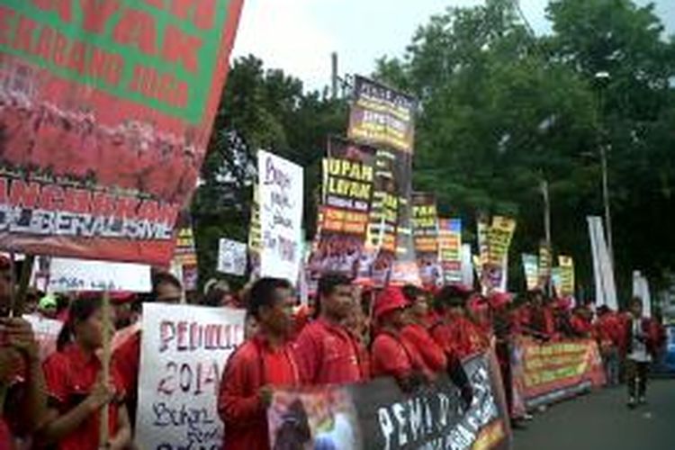 Ribuan buruh menggelar aksi unjuk rasa di depan Istana Merdeka, Jakarta Pusat, Senin (16/9/2013). Mereka menuntut penghapusan kontrak kerja di perusahaan BUMN.