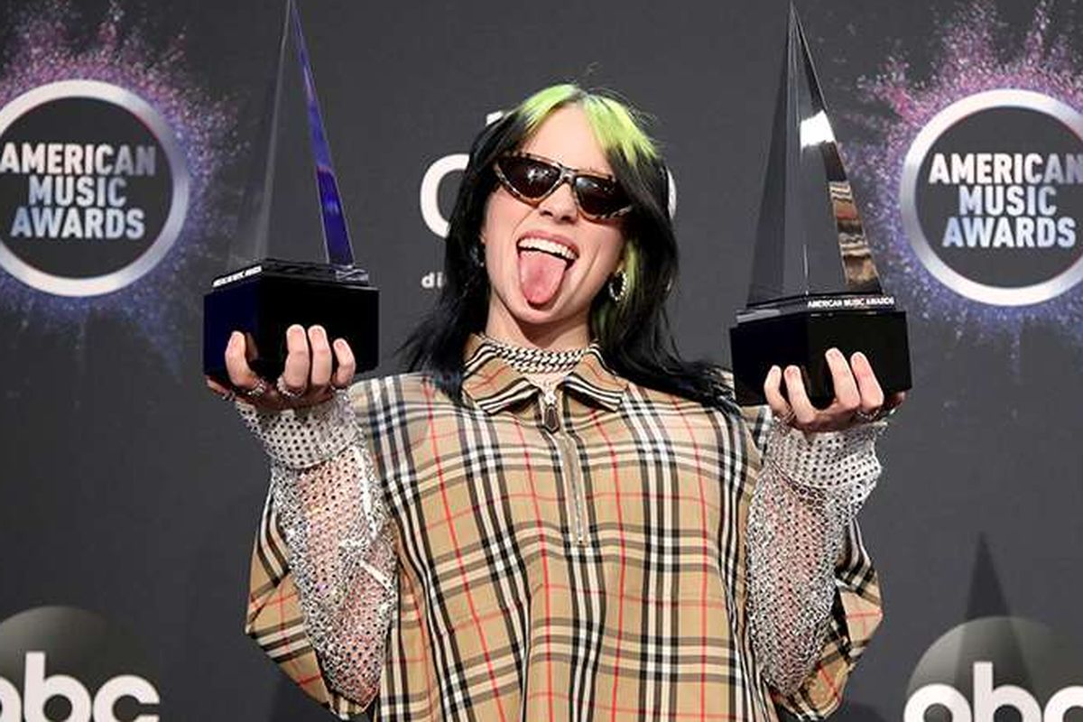 Billie Eilish usai meraih penghargaan New Artist of the Year dan Favorite Artist - Alternative Rock, berpose di press room American Music Awards (AMAs) 2019 di Microsoft Theater, LA, AS, Minggu (24/11/2019) waktu setempat. Selain pembacaan pemenang nominasi, ajang penghargaan tahunan yang kembali dihelat untuk ke-47 kalinya itu juga diisi dengan penampilan istimewa sejumlah musisi papan atas dunia.