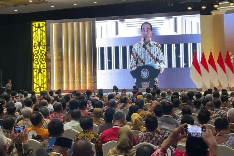 Presiden Joko Widodo (Jokowi) dalam acara penyerahan Laporan Hasil Pemeriksaan (LHP) atas Laporan Keuangan Pemerintah Pusat (LKPP) 2023 dan Ikhtisar Hasil Pemeriksaan Semester II (IHPS II) 2023 di Jakarta, Senin (8/7/2024).
