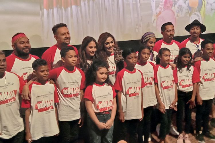 Para pemain, produser, dan sutradara film Rumah Merah Putih berfoto bersama dalam jumpa pers di XXI Epicentrum, Kuningan, Jakarta Selatan, Senin (17/6/2019).